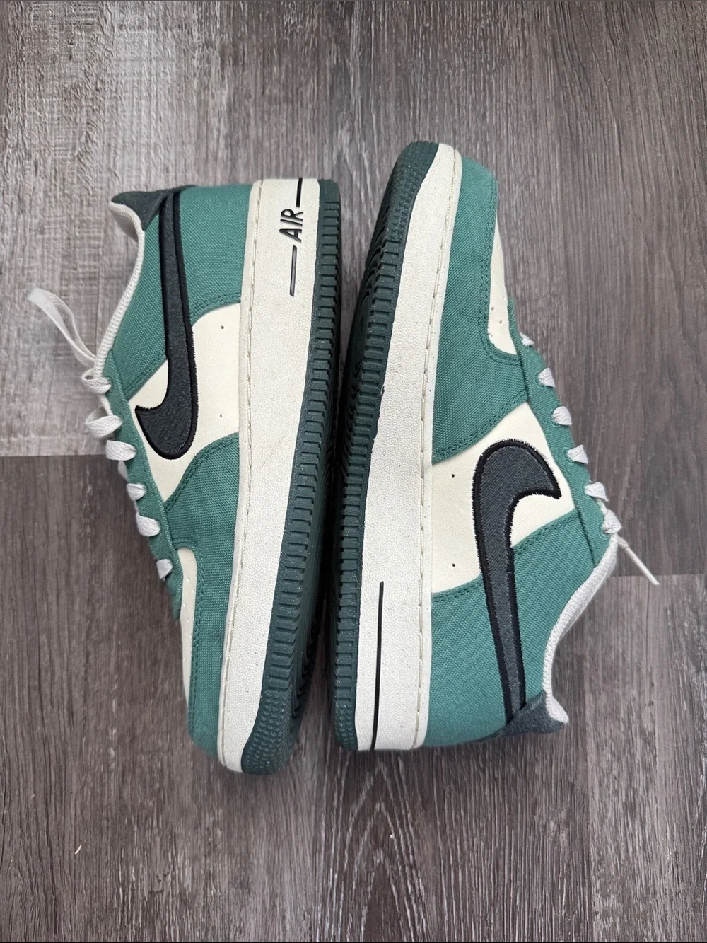 Nike Low-Top Sneakers in Teal, White and Black